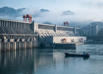 A barragem chinesa que atravessa 2,3 km de rio também levanta navios por mais de 100 metros