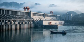 A barragem chinesa que atravessa 2,3 km de rio também levanta navios por mais de 100 metros