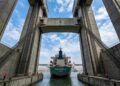 O elevador de navios das Três Gargantas consegue levantar embarcações inteiras por uma parede de concreto de 113 metros