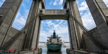 O elevador de navios das Três Gargantas consegue levantar embarcações inteiras por uma parede de concreto de 113 metros