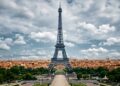 A estrutura de 18 mil peças que enfrentou críticas antes de conquistar o céu e a paisagem de Paris