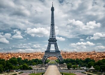 A estrutura de 18 mil peças que enfrentou críticas antes de conquistar o céu e a paisagem de Paris