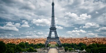 A estrutura de 18 mil peças que enfrentou críticas antes de conquistar o céu e a paisagem de Paris