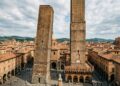 Com quase 100 metros de tijolos, a Torre Asinelli transformou prestígio medieval em risco vertical