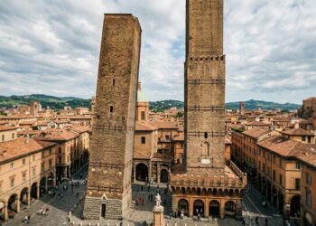 Com quase 100 metros de tijolos, a Torre Asinelli transformou prestígio medieval em risco vertical