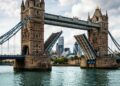 Tower Bridge abre o Tâmisa no meio de Londres sem perder sua presença de monumento vitoriano
