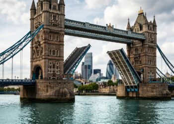 Tower Bridge abre o Tâmisa no meio de Londres sem perder sua presença de monumento vitoriano