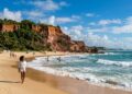 A 4ª praia mais desejada do Brasil fica a 75 km de Natal e fascina com 11 faixas litorâneas protegidas por imponentes falésias de 40 metros de altura