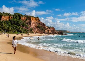 A 4ª praia mais desejada do Brasil fica a 75 km de Natal e fascina com 11 faixas litorâneas protegidas por imponentes falésias de 40 metros de altura