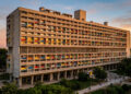Projetada pelo arquiteto Le Corbusier e iniciada em 1947, a inovadora "cidade vertical" em concreto aparente abriga exatamente 337 apartamentos na França