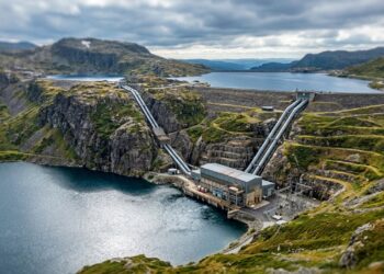 Com 2 reservatórios, túneis e turbinas reversíveis, usina de bombeamento funciona como uma bateria de água capaz de guardar energia solar e eólica