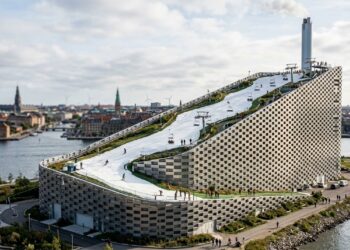 Copenhague colocou uma pista de esqui sobre uma usina de lixo e transformou energia, lazer e arquitetura em uma única estrutura urbana