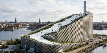 Copenhague colocou uma pista de esqui sobre uma usina de lixo e transformou energia, lazer e arquitetura em uma única estrutura urbana