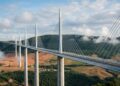Com quase 200 metros de altura, a Millau Viaduct atravessa um vale francês sustentada por pilares que parecem desaparecer entre as nuvens