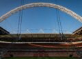 O arco gigante de Wembley sustenta parte de uma cobertura de 40 mil m² sobre 90 mil pessoas