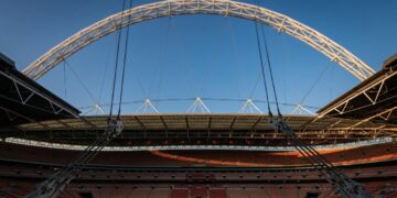 O arco gigante de Wembley sustenta parte de uma cobertura de 40 mil m² sobre 90 mil pessoas