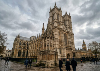 Palco de todas as coroações monárquicas da Inglaterra desde o ano de 1066, a majestosa abadia gótica em Londres é um monumento histórico mundial