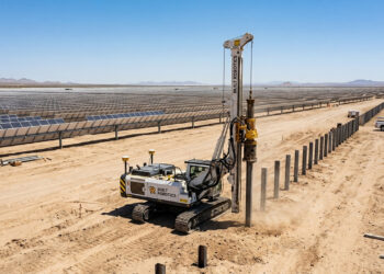 Projetado para cravar estacas metálicas em apenas 70 segundos, o robô autônomo acelera a construção de usinas solares gigantes em terrenos planos