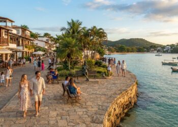 Península fluminense de 8 km e 23 praias tornou-se destino global após visita de Brigitte Bardot em 1964