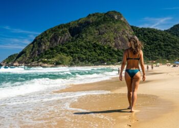 Uma longa faixa de areia e um paredão verde gigante: o paraíso fluminense onde o oceano encontra a floresta