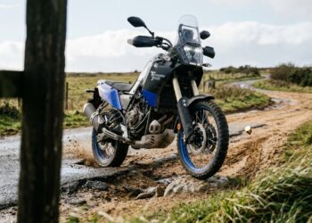 Yamaha Ténéré 700 atravessa asfalto e terrenos irregulares