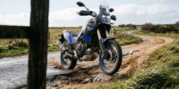 Yamaha Ténéré 700 atravessa asfalto e terrenos irregulares