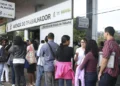 Desemprego cai a 5,4% no 2º trimestre, mas renda reforça desaceleração