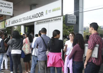 Desemprego cai a 5,4% no 2º trimestre, mas renda reforça desaceleração