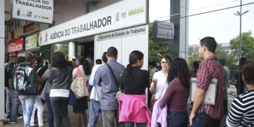 Desemprego cai a 5,4% no 2º trimestre, mas renda reforça desaceleração