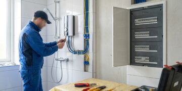 Quanto um eletricista cobra para trocar o chuveiro e refazer o ponto elétrico em 2026, e por que fio fino pode transformar um serviço simples em risco