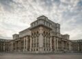 Com 365 mil m², o Palácio do Parlamento da Romênia virou uma cidade de mármore em Bucareste