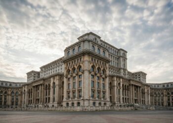 Com 365 mil m², o Palácio do Parlamento da Romênia virou uma cidade de mármore em Bucareste