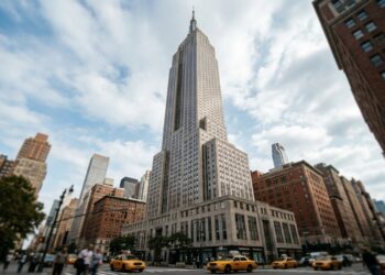 Com mais de 380 metros de altura, o Empire State Building foi erguido em pouco mais de um ano durante uma das maiores corridas da engenharia americana