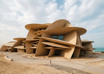 Com 539 discos inclinados, o Museu Nacional do Catar parece nascer entre areia, sol e mar