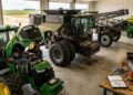 Mecânico de máquina agrícola virou profissão rara no campo, com tratores cheios de sensores, plantadeiras caras e fazendas que não podem parar na colheita