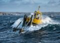Energia das ondas tenta transformar o balanço constante do mar em eletricidade antes da costa