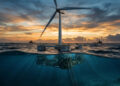Turbinas eólicas flutuantes, presas ao fundo do mar por cabos gigantes, geram energia em águas profundas onde torres fixas não conseguem alcançar o vento mais forte