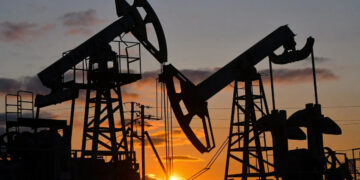 Morning Call: Petróleo avança pelo 3º pregão consecutivo em meio a ameaças do Irã de fechar rotas de exportação