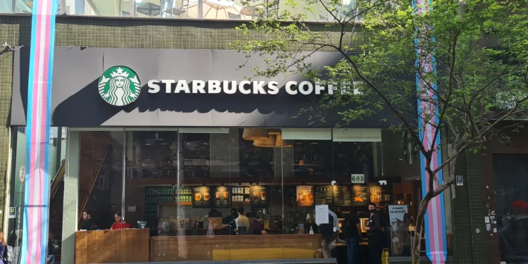 Starbucks retoma expansão no Brasil após onda de demissões e fechamentos