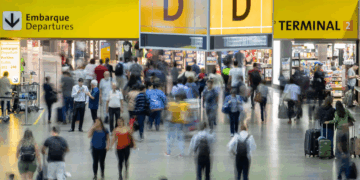 Mesmo mais endividados, brasileiros batem recorde com gastos em viagens ao exterior