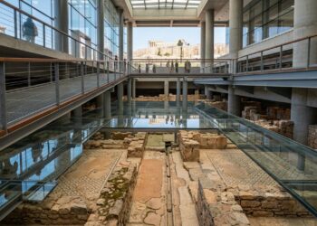 Um museu subterrâneo foi construído ao redor de ruínas históricas sem remover as estruturas originais encontradas durante as escavações