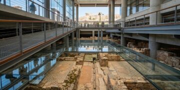Um museu subterrâneo foi construído ao redor de ruínas históricas sem remover as estruturas originais encontradas durante as escavações