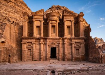 Esculpida dentro de uma montanha na Jordânia, a fachada de Al-Deir transforma um paredão de arenito em uma obra monumental