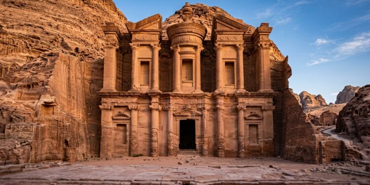 Esculpida dentro de uma montanha na Jordânia, a fachada de Al-Deir transforma um paredão de arenito em uma obra monumental