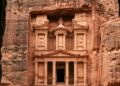 Esculpido diretamente na rocha, Al-Khazneh permanece integrado à montanha de Petra há cerca de dois mil anos