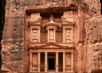 Esculpido diretamente na rocha, Al-Khazneh permanece integrado à montanha de Petra há cerca de dois mil anos