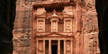 Esculpido diretamente na rocha, Al-Khazneh permanece integrado à montanha de Petra há cerca de dois mil anos