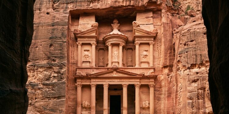 Esculpido diretamente na rocha, Al-Khazneh permanece integrado à montanha de Petra há cerca de dois mil anos