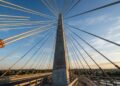 Uma ponte estaiada assimétrica usa um único mastro inclinado para equilibrar grandes vãos com dezenas de cabos