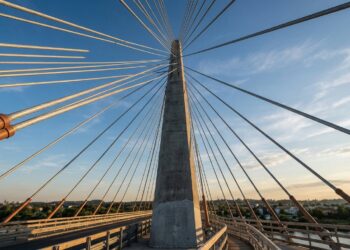 Uma ponte estaiada assimétrica usa um único mastro inclinado para equilibrar grandes vãos com dezenas de cabos